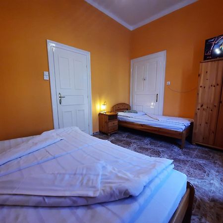 Gloria Apartman Гюла Екстериор снимка