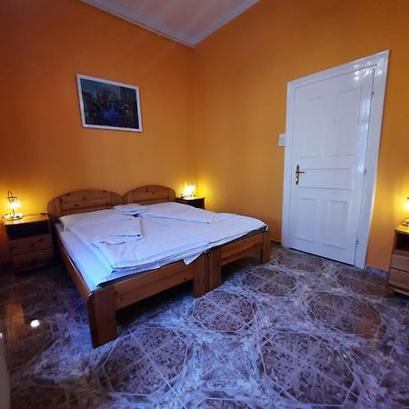 Gloria Apartman Гюла Екстериор снимка