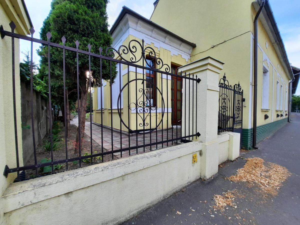Gloria Apartman Гюла Екстериор снимка