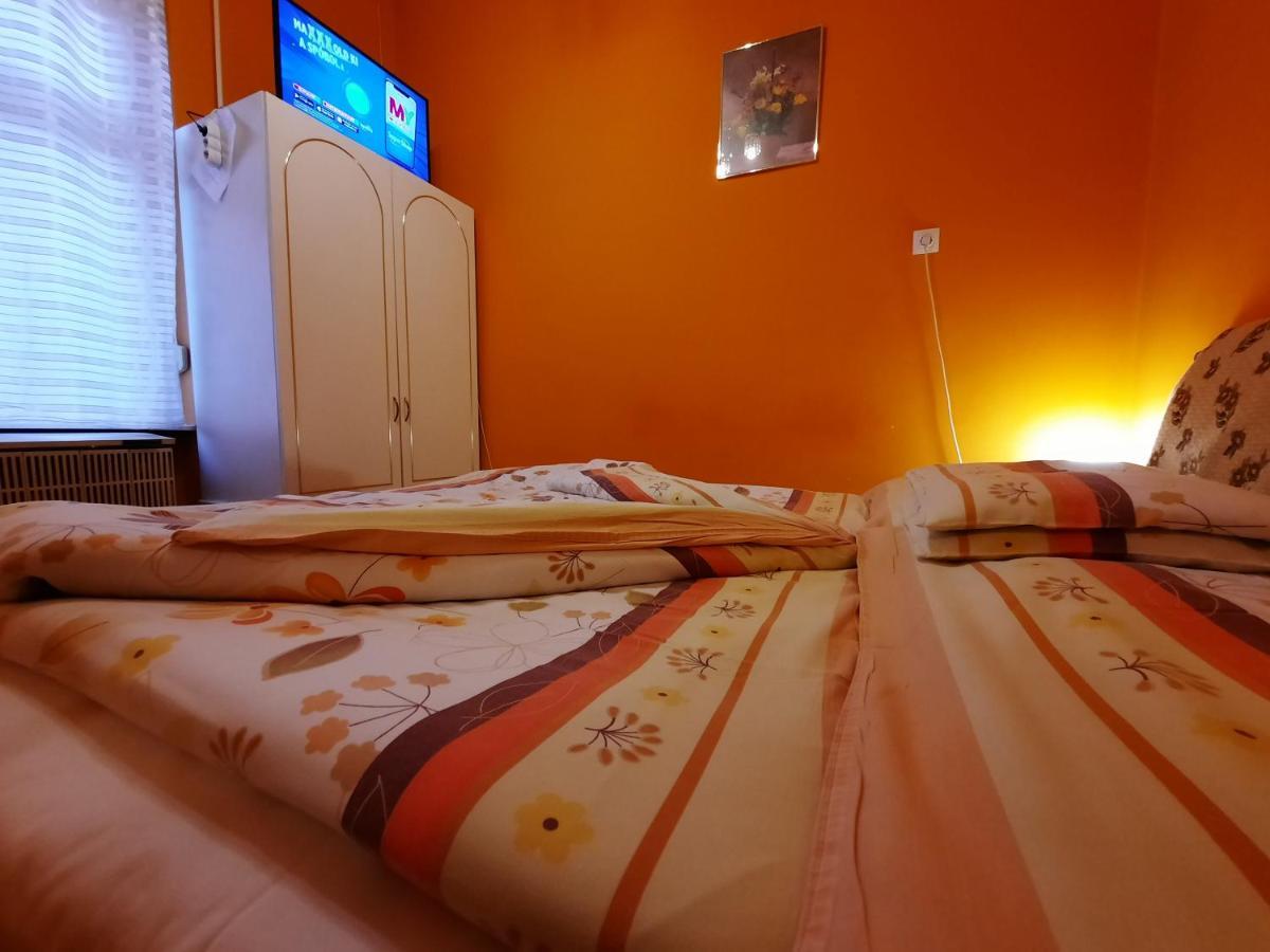 Gloria Apartman Гюла Екстериор снимка