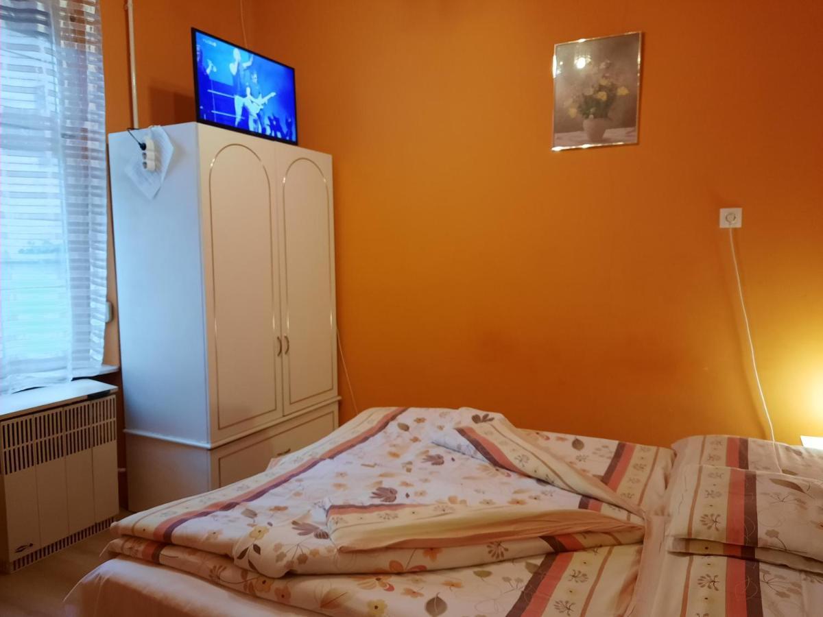 Gloria Apartman Гюла Екстериор снимка